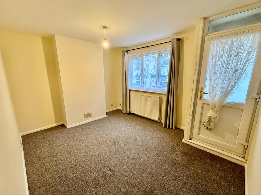 Lot: 101 - THREE STOREY HOUSE FOR IMPROVEMENT - Living room